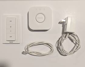 364513 Philips Hue Bridge Lightbulb Remote Bundle