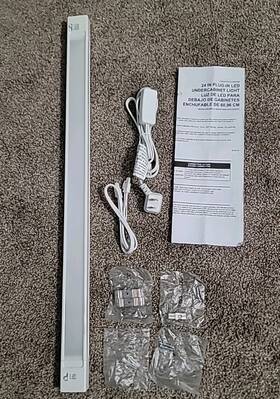 Utilitech 822985540797 24 In Plug-in Led Undercabinet Light. 800 Lumen. Adjustable White