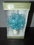 Midwest Cbk Lights In The Night Blue Snowflake Plug Boxed. Fixed Price $16.95.